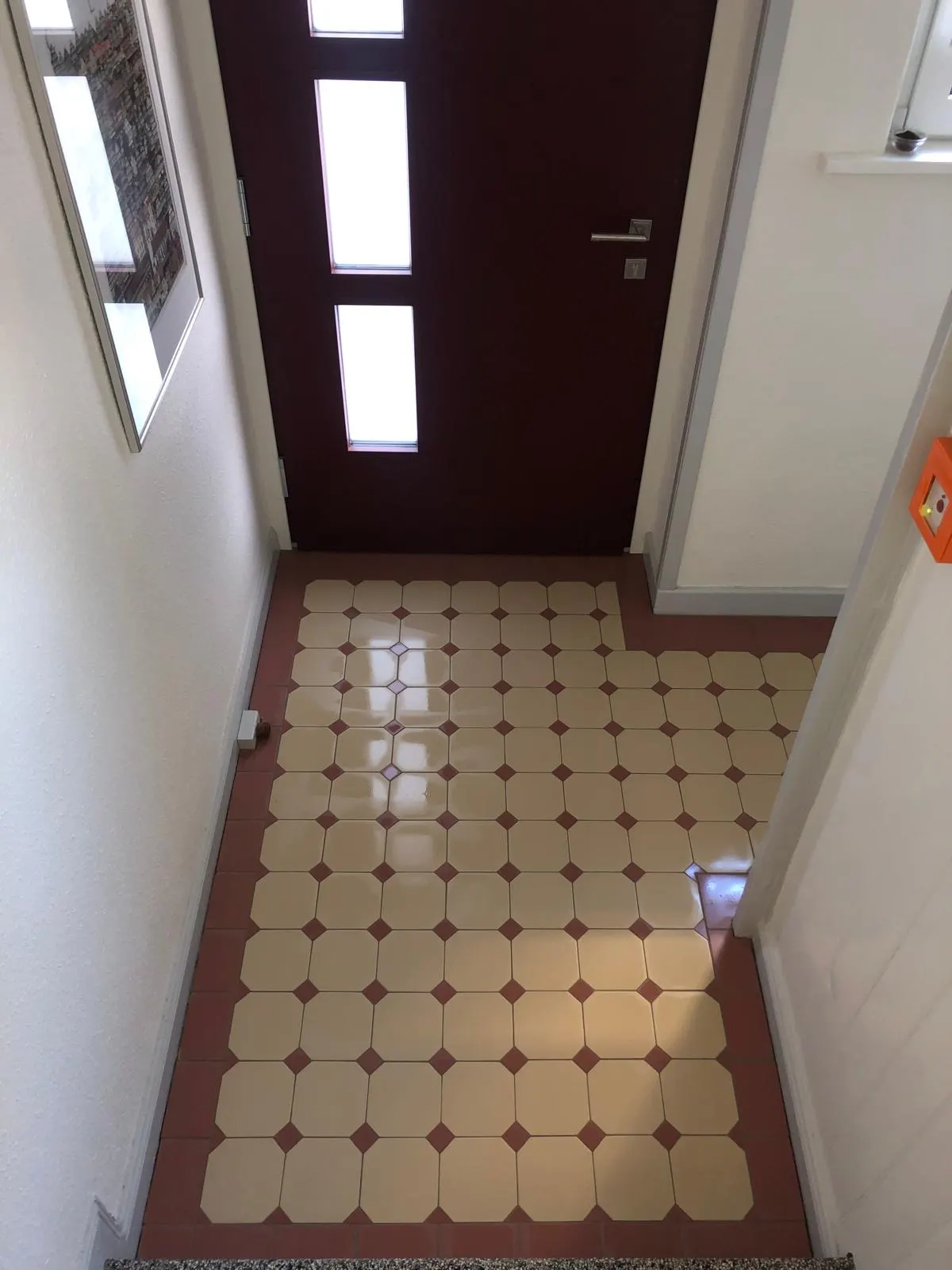 Historischer Flur mit gemustertem Fliesenboden im Altbau