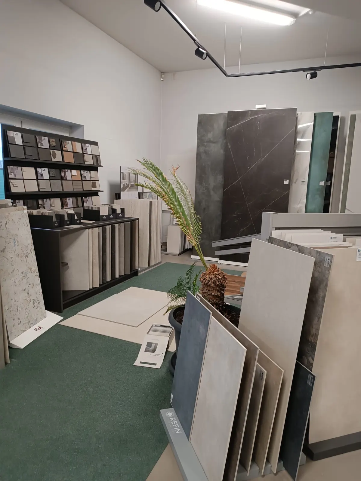 Großformatige Musterplatten und Naturstein-Optiken in der Ausstellung