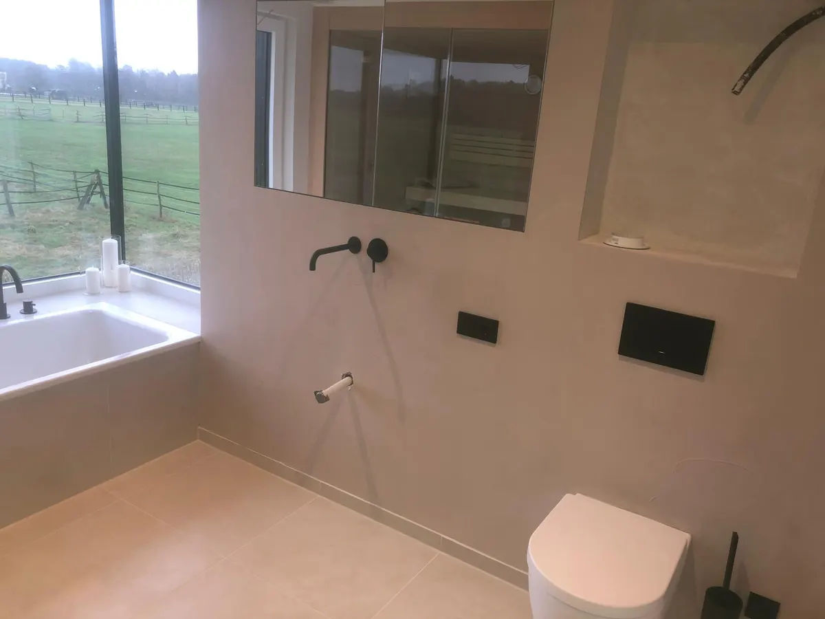 Fertiges Bad mit bodengleicher Dusche und Fenster