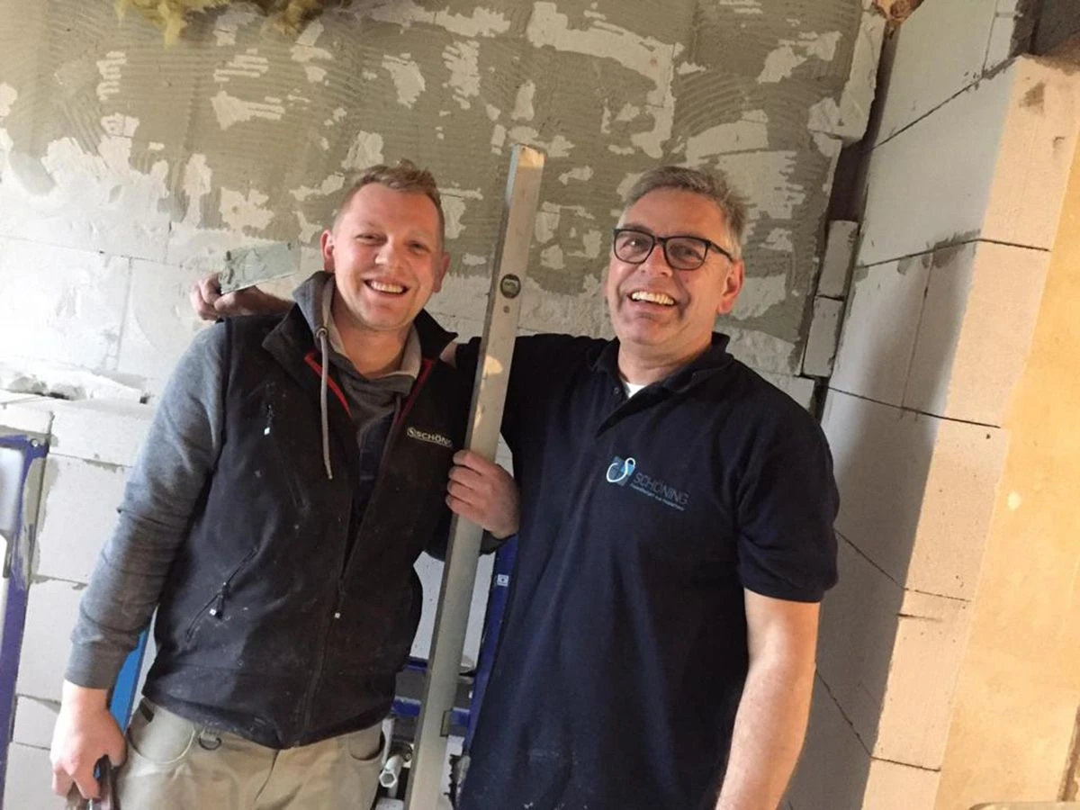 Florian und Thomas Schöning auf einer Baustelle in Arbeitskleidung